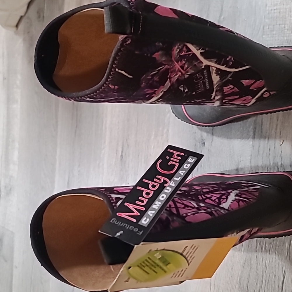 Women's muddy girl camouflage muck boots size 8 new with tags.